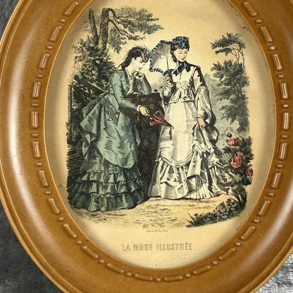 Vintage Oval Framed Le Mode Print Small Size Plastic Resin Frame 50s ? Retro